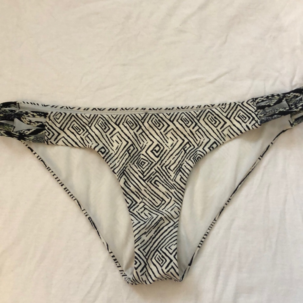 VOLCOM patterned swim bottoms